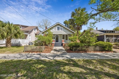 Cute Riverside bungalow with open porch and porch swing - a - photo 5