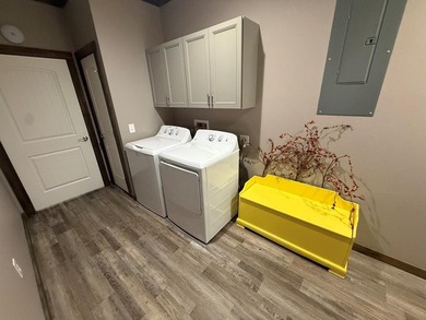 This home has 3 bedrooms and 2 bathrooms, the split-bedroom - photo 28