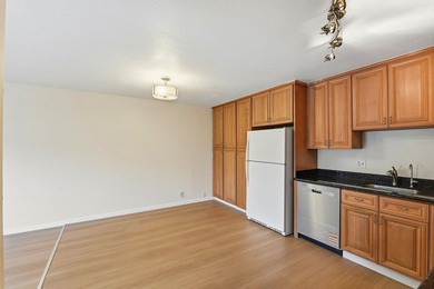 Welcome to a charming 2-bedroom, 1.5-bathroom home located in - photo 8