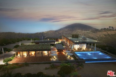 Striking James Bond-esque compound, artfully located on 20 acres - photo 2