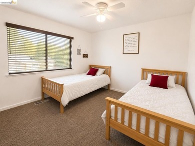 Ideally located within close proximity to Dunn Court Beach and - photo 9