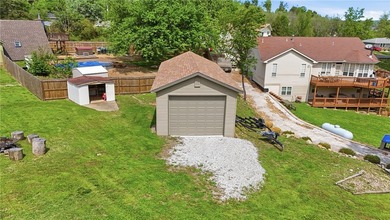 This Beaver Lake property has it all! A fully furnished home - photo 34