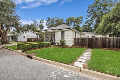 Charming Updated Bungalow with studio apartment on 3 Lots! - photo 5