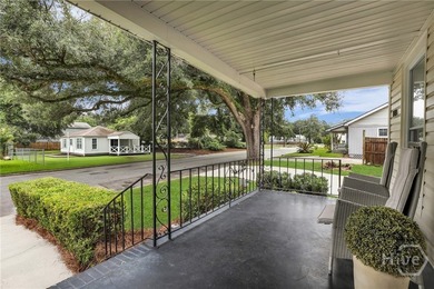 Charming Updated Bungalow with studio apartment on 3 Lots! - photo 6