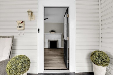 Charming Updated Bungalow with studio apartment on 3 Lots! - photo 7
