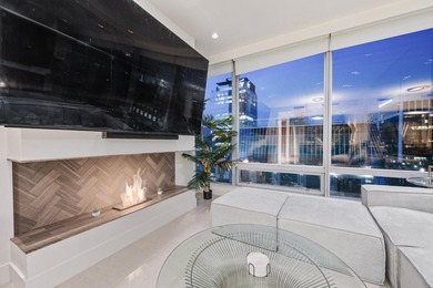 Situated on the 34th floor of the Hyatt, the tallest buildings - photo 6