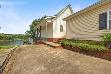 Welcome to lakefront living on Lyman Lake. This 2,796 sq. ft - photo 4