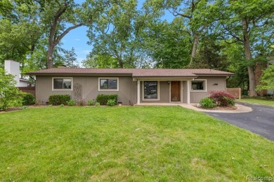 Cross Lake Home For Sale in West Bloomfield Michigan