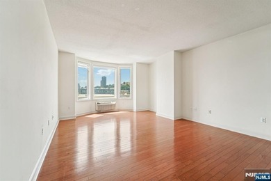 BEAUTIFUL 2 BEDROOM, 2 BATHROOM CONDO ON THE HUDSON WITH DIRECT