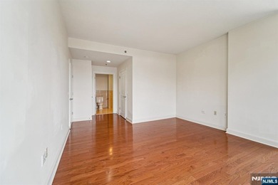 BEAUTIFUL 2 BEDROOM, 2 BATHROOM CONDO ON THE HUDSON WITH DIRECT