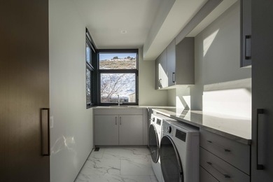 Stunning single-level Mountain Modern home with exceptional - photo 35