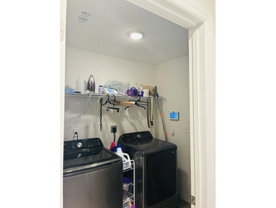 Welcome to this charming three-bedroom, two-bathroom residence - photo 4