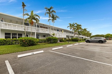 Spacious 1 bedroom, 1.5 bath second floor unit in the desirable - photo 1