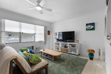 Spacious 1 bedroom, 1.5 bath second floor unit in the desirable - photo 4