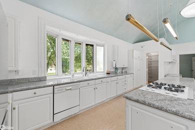 Perfectly positioned on Clear Lake's desirable south shore, this - photo 10