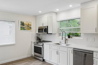 Welcome to 500 SE 8th Avenue, a beautifully updated 2-bedroom - photo 7