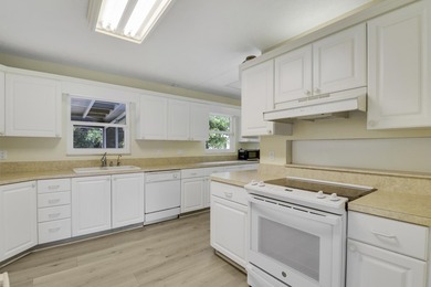 Don't miss this sprawling 3-bedroom, 2-bath CBS home, newly - photo 32