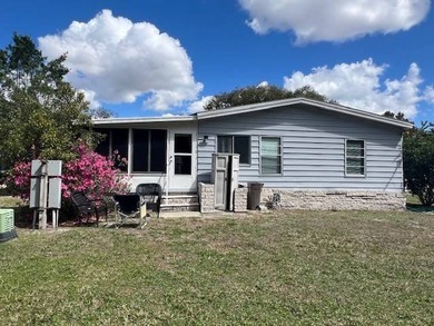 Welcome to this spacious and well-maintained manufactured home - photo 3