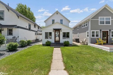 ADORABLE, FULLY REMODELED NORTH SHORE RETREAT! Ideally situated - photo 1