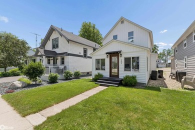 ADORABLE, FULLY REMODELED NORTH SHORE RETREAT! Ideally situated - photo 2