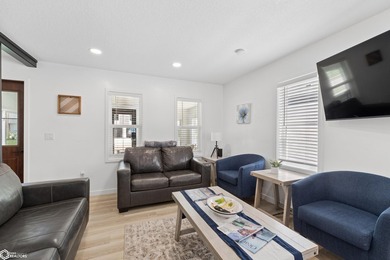 ADORABLE, FULLY REMODELED NORTH SHORE RETREAT! Ideally situated - photo 4