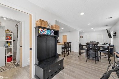 ADORABLE, FULLY REMODELED NORTH SHORE RETREAT! Ideally situated - photo 6