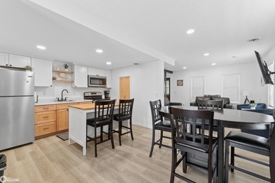 ADORABLE, FULLY REMODELED NORTH SHORE RETREAT! Ideally situated - photo 7