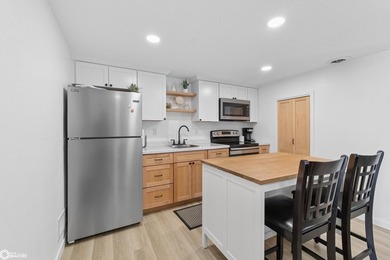 ADORABLE, FULLY REMODELED NORTH SHORE RETREAT! Ideally situated - photo 8