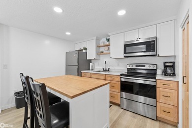 ADORABLE, FULLY REMODELED NORTH SHORE RETREAT! Ideally situated - photo 9