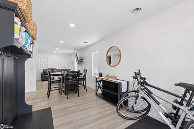 ADORABLE, FULLY REMODELED NORTH SHORE RETREAT! Ideally situated - photo 10