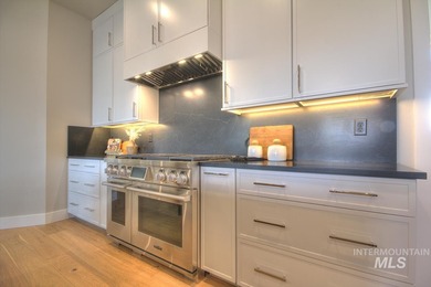 Created by Canyon Crest Homes, this gorgeous modern lodge sits - photo 19