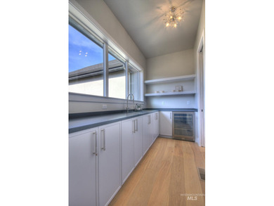 Created by Canyon Crest Homes, this gorgeous modern lodge sits - photo 23