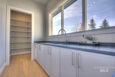 Created by Canyon Crest Homes, this gorgeous modern lodge sits - photo 24
