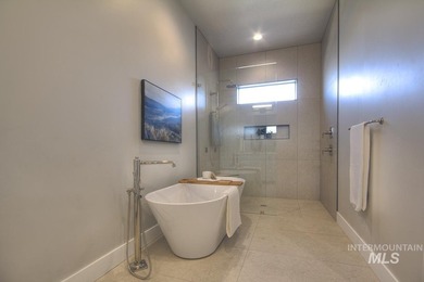 Created by Canyon Crest Homes, this gorgeous modern lodge sits - photo 31