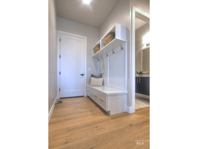 Created by Canyon Crest Homes, this gorgeous modern lodge sits - photo 33