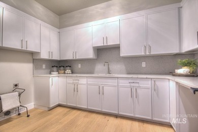 Created by Canyon Crest Homes, this gorgeous modern lodge sits - photo 34