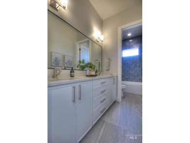 Created by Canyon Crest Homes, this gorgeous modern lodge sits - photo 37