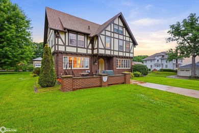Perched on a corner lot with sweeping views of the Mississippi - photo 2