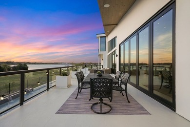 A striking custom-built modern residence overlooking the lake - photo 15