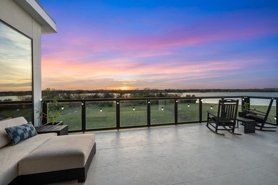 A striking custom-built modern residence overlooking the lake - photo 31