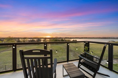 A striking custom-built modern residence overlooking the lake - photo 32