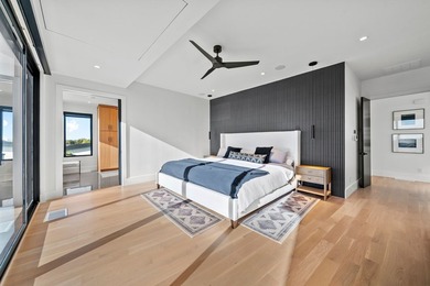 A striking custom-built modern residence overlooking the lake - photo 33