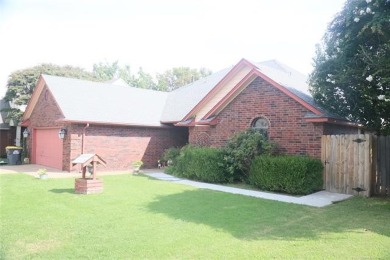 All-brick 3 bedroom, 2 bath home in Kendalwood IV. Features
