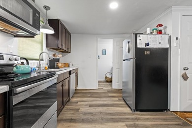 Escape to the lake with this charming and fully renovated - photo 11