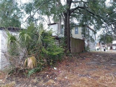 Single family home ready for restoration with additional lot on - photo 4