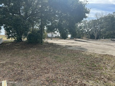 Prime Location!!! One block from US 90 and the beach. This - photo 3