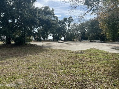 Prime Location!!! One block from US 90 and the beach. This - photo 4