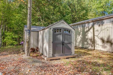 Discover the perfect getaway with this inviting two-bedroom - photo 2