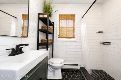 Welcome to your dream home! This beautiful, renovated and - photo 11