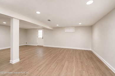 Welcome to your dream home! This beautiful, renovated and - photo 15